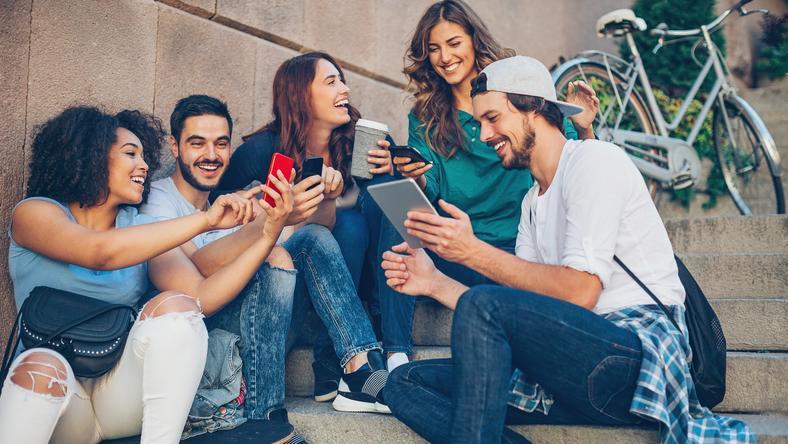 谁发明了“社交媒体”这个词?